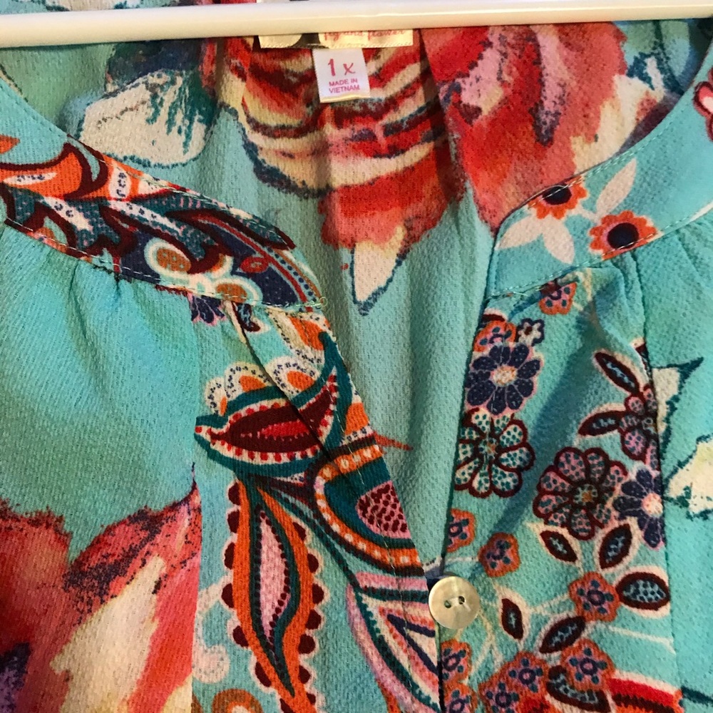 Gorgeous flowy blouse